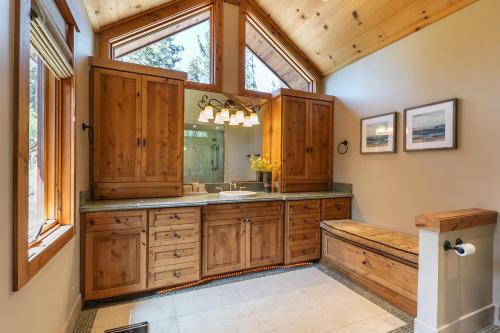 Ảnh trong thư viện ảnh của Big Horn Luxury Lodge - 4 BR w Hot Tub & Close to Lake! ở Tahoe City