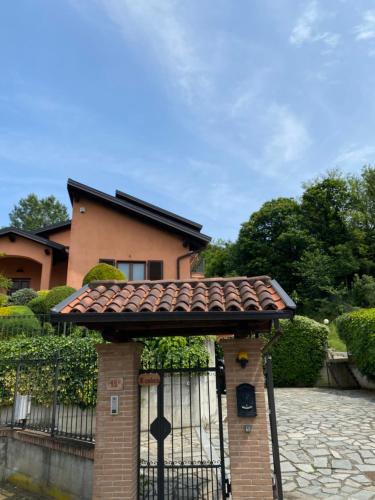 um portão em frente a uma casa com um telhado em Il cantuccio em Ivrea