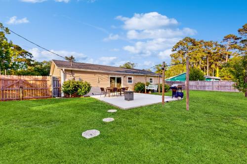 a backyard with a house with a fence at Wilma in Wrightsville Beach