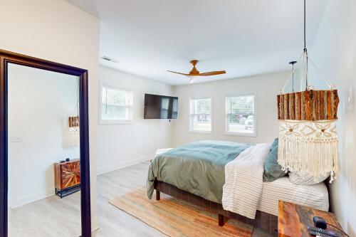 a bedroom with a bed and a mirror at Wilma in Wrightsville Beach