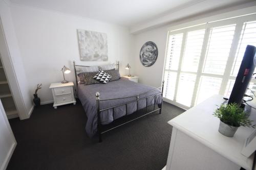 En eller flere senge i et værelse på Jubilee Apartment 10 2 Paragon Ave SWR