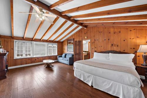 - une chambre avec un lit et un ventilateur de plafond dans l'établissement The M Solvang, à Solvang