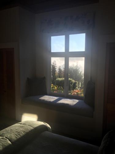 a window seat in a bedroom with a window sill at Tonix Boutique Accommodation in Lawrence