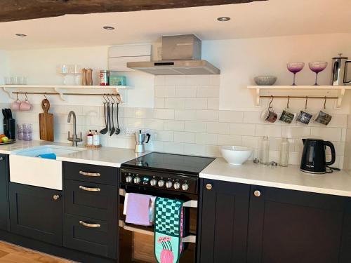 Una cocina o zona de cocina en Inglenook of Deal