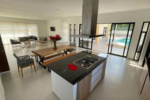 ビリャビセンシオにあるVilla La Bendición Casa Campestreのキッチン、リビングルーム(コンロ付)