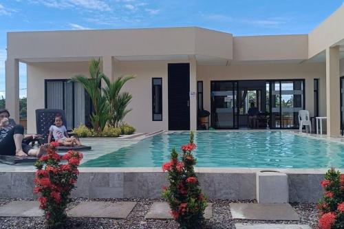 ビリャビセンシオにあるVilla La Bendición Casa Campestreの男女