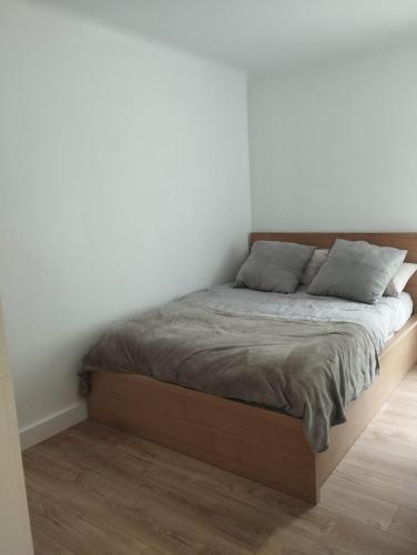 un lit avec deux oreillers dessus dans une chambre dans l'établissement Montpellier Centre appartement, à Montpellier