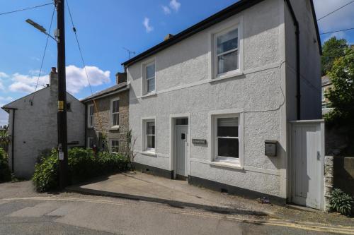 a white house on a street at 2 Chapel Place in Mousehole