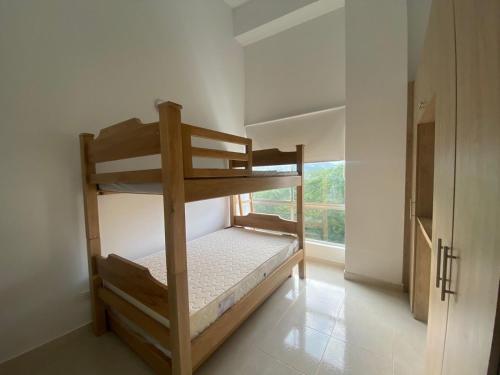 聖赫羅尼莫的住宿－Apartasol San jerónimo OASIS，一间卧室设有两张双层床和一扇窗户。