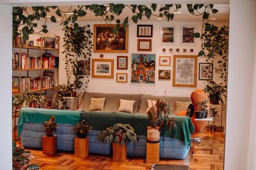 a living room with a blue couch and some plants at Casa francesa de Piraju in Piraju