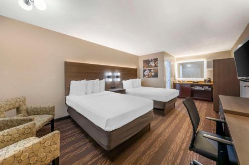 Habitación de hotel con 2 camas y sofá en Best Western Plus Stovall's Inn, en Anaheim