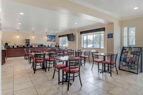 Un restaurante con mesas y sillas y un bar. en Best Western Salinas Monterey, en Salinas