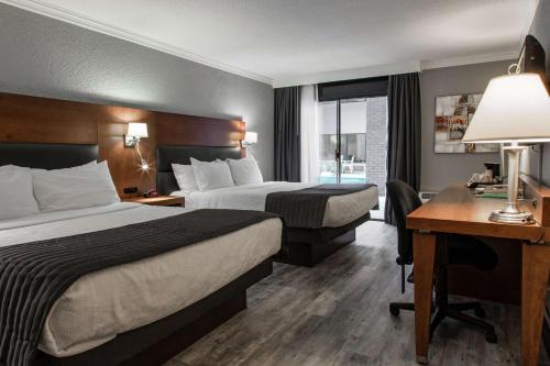 Кровать или кровати в номере Best Western Hotel Universel Drummondville