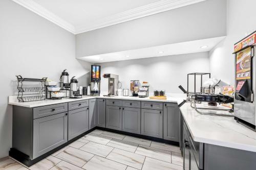 Dapur atau dapur kecil di SureStay by Best Western Huntsville University Area