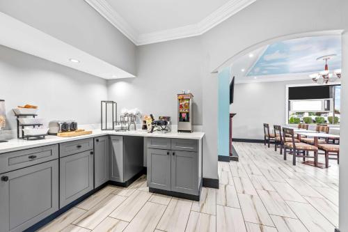 Dapur atau dapur kecil di SureStay by Best Western Huntsville University Area
