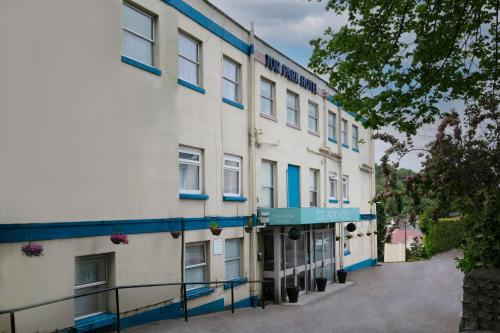 um grande edifício branco com acabamento azul numa rua em Tor Park Hotel, Sure Hotel Collection by Best Western em Torquay