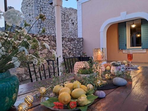 諾瓦的住宿－Villa Cesarica Novalja，上面有一盘水果的桌子