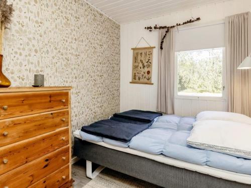 ÅlbækにあるCharming Family Cottage - By Traum Ferienwohnungenのベッドルーム1室(ドレッサー付きのベッド1台、窓付)