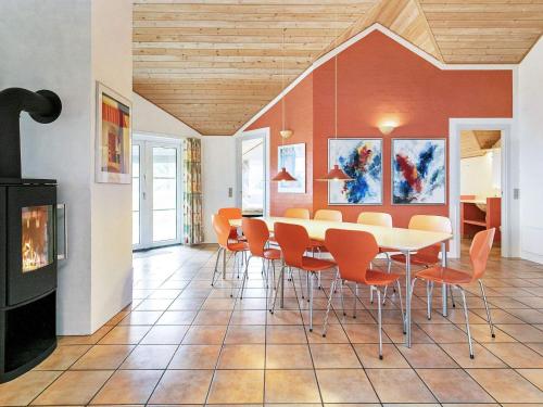 ein Esszimmer mit einem Tisch und Stühlen in der Unterkunft 10 person holiday home in Bl vand in Blåvand