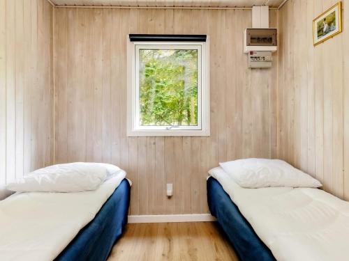 En eller flere senge i et værelse på Holiday home Hadsund CXLVII