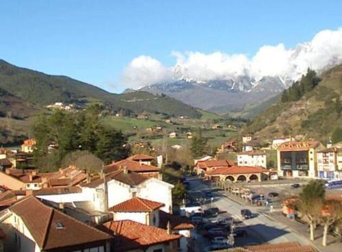 eine Kleinstadt mit einem Berg im Hintergrund in der Unterkunft APARTAMENTO POCO TRIGO EN POTES in Potes