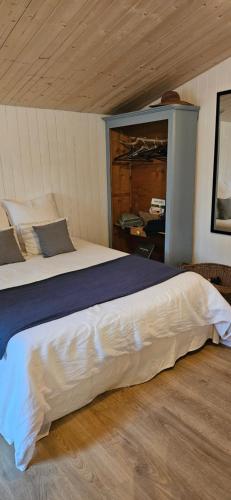 Un pat sau paturi într-o cameră la Les Cocons d AleXan Le Chalet balnéo aromathérapie