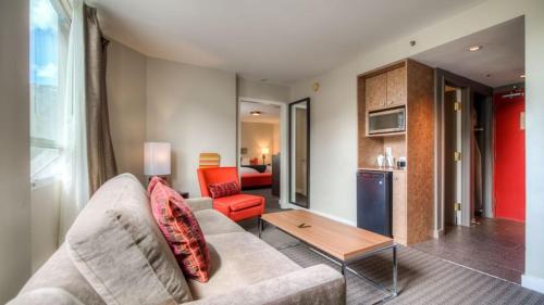 ein Wohnzimmer mit einem Sofa und einem Tisch in der Unterkunft Adara Hotel in Whistler