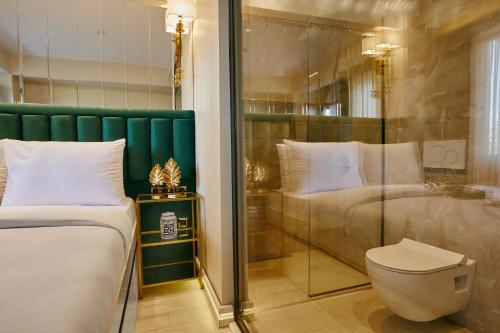 - une chambre avec un lit et des toilettes dans l'établissement Mitspark Hotel, à Istanbul