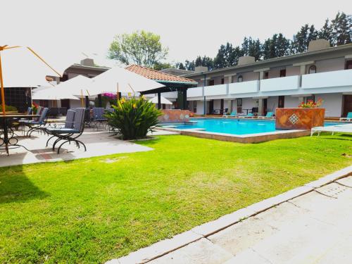 喬盧拉的住宿－喬盧拉考古別墅酒店，一个带游泳池和绿草的度假庭院