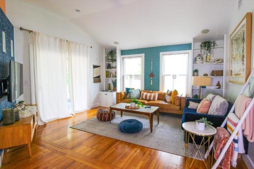 Luxurious Bohemian Bungalow in Lincolnville - Mins from Downtown!