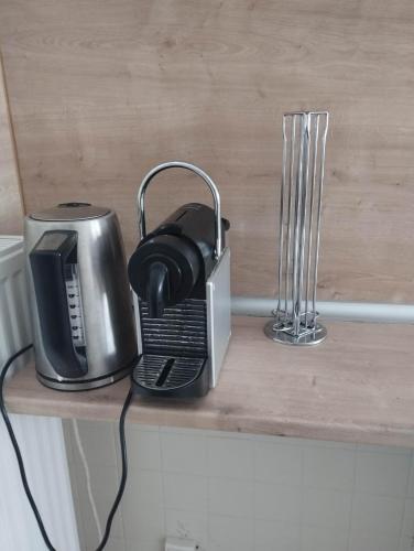 un téléphone et un grille-pain sur une étagère en bois dans l'établissement Appartement Centre ville, à Montpellier
