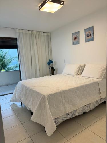 1 dormitorio con 1 cama grande y ventana grande en Ekoara Residence bangalô 07 en Porto de Galinhas