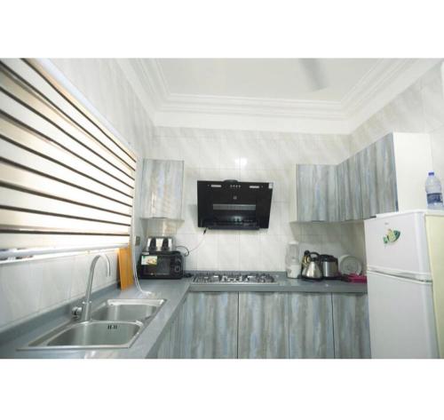 Kuchyň nebo kuchyňský kout v ubytování DAA DINGBE SUITES - Luxury Two Bedroom Apartments