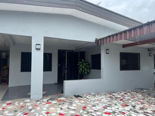 une maison blanche avec un sol recouvert de rochers dans l'établissement SRH APARTMENT- entire one bedroom unit with kitchen & a bathroom - 3km away from Nadi international airport, à Nadi