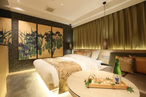 Un dormitorio con una cama y una mesa dentro. en HOTEL Miz, en Rifu
