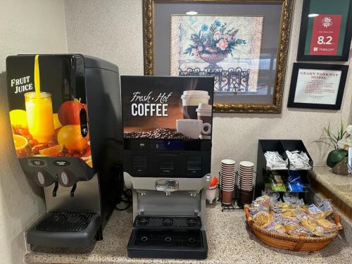 uma máquina de café sentada em cima de um balcão em Geary Parkway Motel em São Francisco