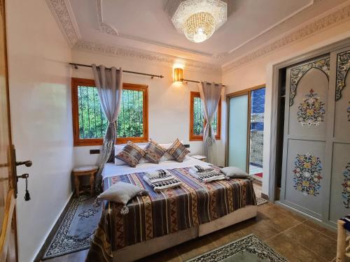 1 dormitorio con cama y ventana grande en Villa des étoiles, en Ourika