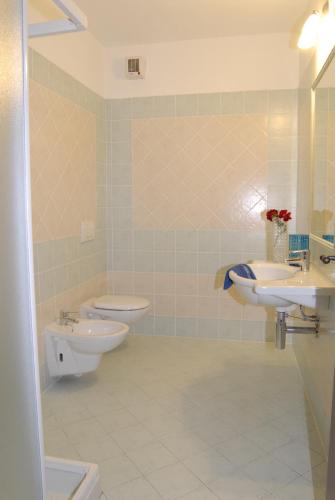 a bathroom with two sinks and a toilet at Agriturismo Al Palazzo in Rivalta di Brentino