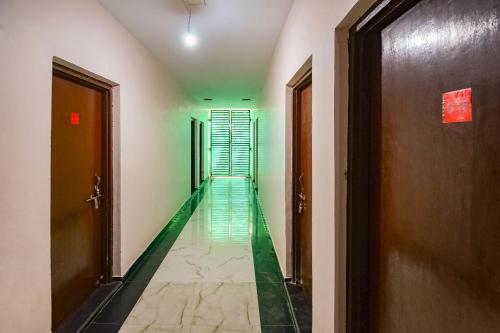 um corredor com pisos verdes e um longo corredor em SPOT ON 66974 Hotel shri gurukripa em Gwalior