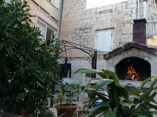 Apartments by the sea Trogir - 23144