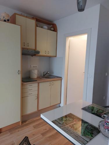 Apartments with parking space Makarska - 23153
