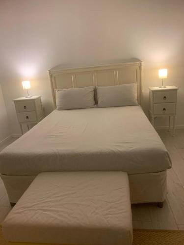1 dormitorio con 2 camas y 2 mesitas de noche en Via Angarano 123, en Bassano del Grappa