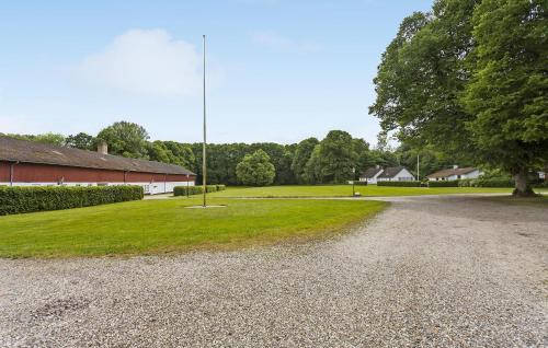 BrovstにあるHus 2の建物と柱の隣の砂利道