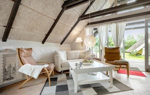 Χώρος καθιστικού στο 3 Bedroom Beautiful Home In Gilleleje