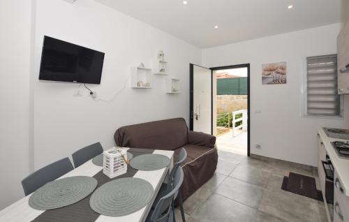 a living room with a dining table and a kitchen at Stunning Home In Avola in Avola