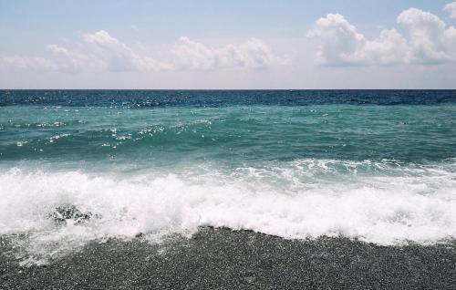 a view of the ocean with the waves on the beach at Casa La Rondine in Carro