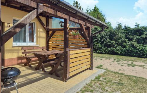 gazebo in legno con tavolo da picnic e griglia di Gorgeous Home In Spore With Wifi a Spore