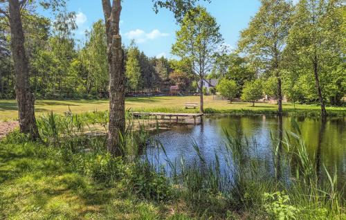 un parco con una panchina e uno stagno di Gorgeous Home In Spore With Wifi a Spore
