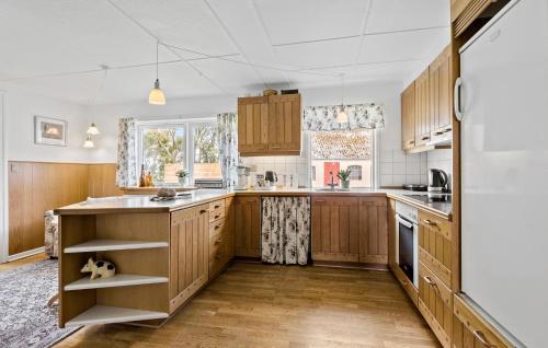 Dapur atau dapur kecil di 4 Bedroom Lovely Home In Ranum