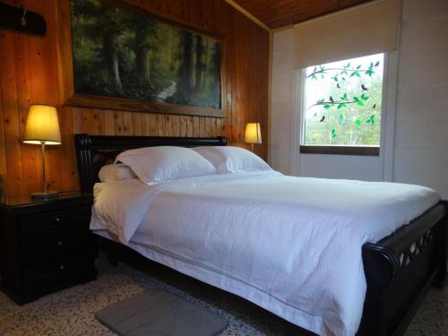 เตียงในห้องที่ Monteverde Chalet de Montaña